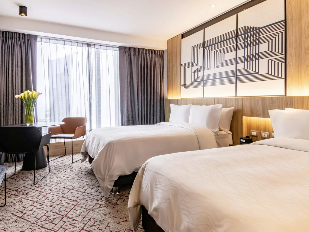 Une des 242 chambres de l'hôtel Pullmann à Miraflores, Lima. L'Hotell Pullmann à Lima offre 242 chambres et une vue imprenable sur la mer.