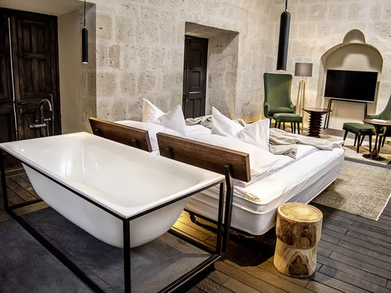 Бывший августинский монастырь в Арекипе относится к 16 веку и сегодня сдает в аренду только одиннадцать отдельных комнат.