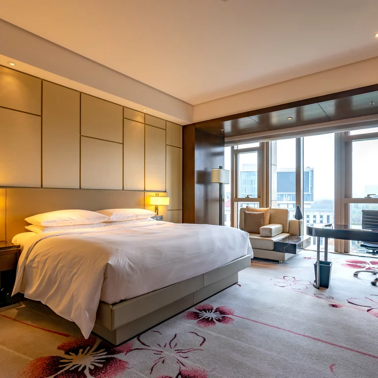 Hotelkamer in het Renaissance Nanjing Olympic Centre Hotels, China. De hotelkamers in het Renaissance Nanjing Olympic Centre Hotel, China, combineren moderne elegantie met traditionele accenten.