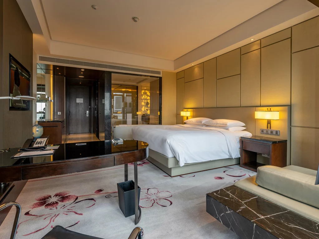 De comfortabele hotelkamers in het Renaissance Nanjing Olympic Centre Hotel, China. De hotelkamers in het Renaissance Nanjing Olympic Centre Hotel, China, bieden modern comfort, een elegant design en traditionele Chinese accenten.