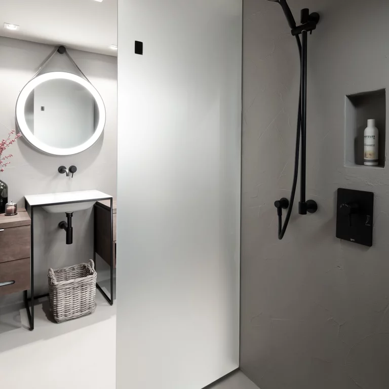 Hôtel Rigele Royal, Autriche, avec lavabo autoportant BetteLux Shape. Salle de bains de la chambre double du Rigele Royal Hotel, Autriche, avec le lavabo indépendant BetteLux Shape au design épuré.