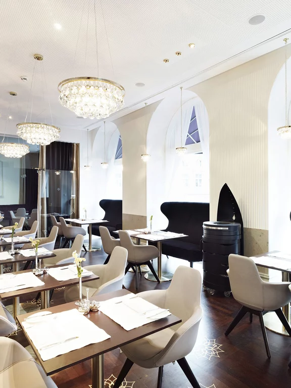维也纳Sans Souci豪华酒店的时尚餐厅，结合了现代的内部装饰和低调的优雅。