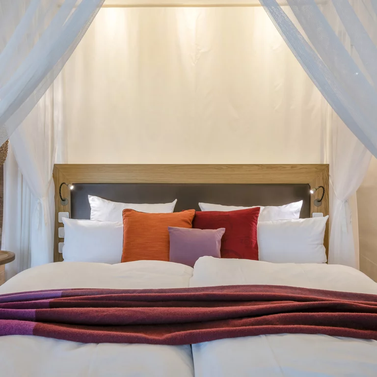 Feuer Suite in der Seezeitlodge, Hotel & Spa, Nohfelde, Saarland. Das komfortable Bett in der Feuer Suite der Seezeitlodge, Hotel & Spa, Nohfelde, Saarland.
