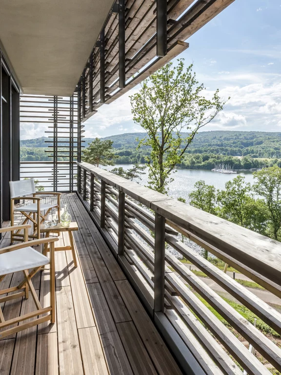 Blick auf die Weite des Bostalsees von den Balkons der Seezeitlodge, Hotel & Spa, Nohfelde, Saarland. Der Ausblick auf die Weite des Bostalsees im Sankt Wendeler Land von den Balkons der Seezeitlodge, Hotel & Spa, Nohfelde, Saarland.