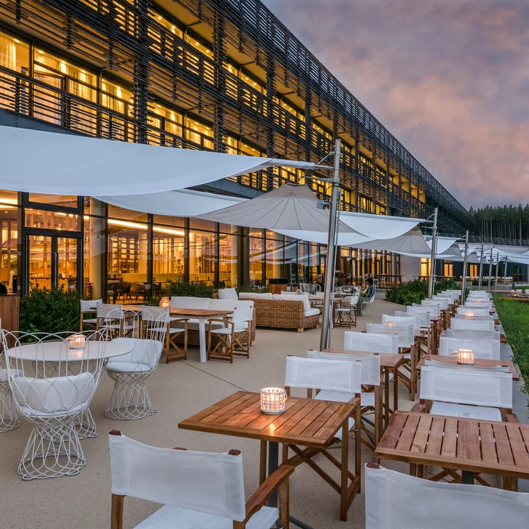 Stimmungsvoll beleuchtete Terrasse in der Seezeitlodge, Hotel & Spa, Nohfelde, Saarland. Die Außenansicht mit stimmungsvoll beleuchteter Terrasse in der Seezeitlodge, Hotel & Spa, Nohfelde, Saarland.