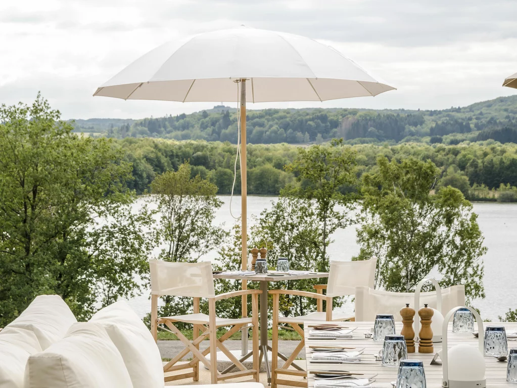 Die gemütliche Terrasse der Seezeitlodge, Hotel & Spa, Nohfelde, Saarland. Die gemütliche Terrasse in hellen Tönen und mit viel Holz der Seezeitlodge, Hotel & Spa, Nohfelde, Saarland.
