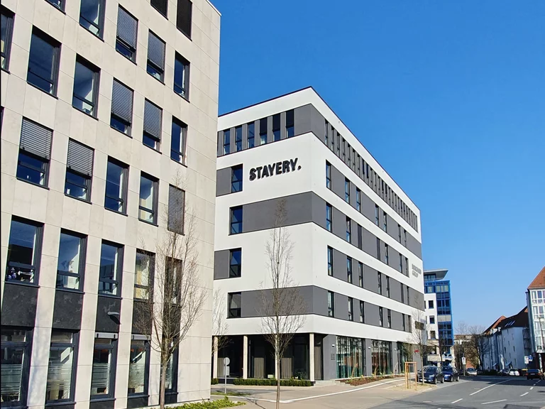 BetteFloor с минимальной опорой для ванны в Stayery в Билефельде. Душевая зона в нескольких шагах: Служебная квартира в Билефельде полагается на новое монтажное решение от Bette.