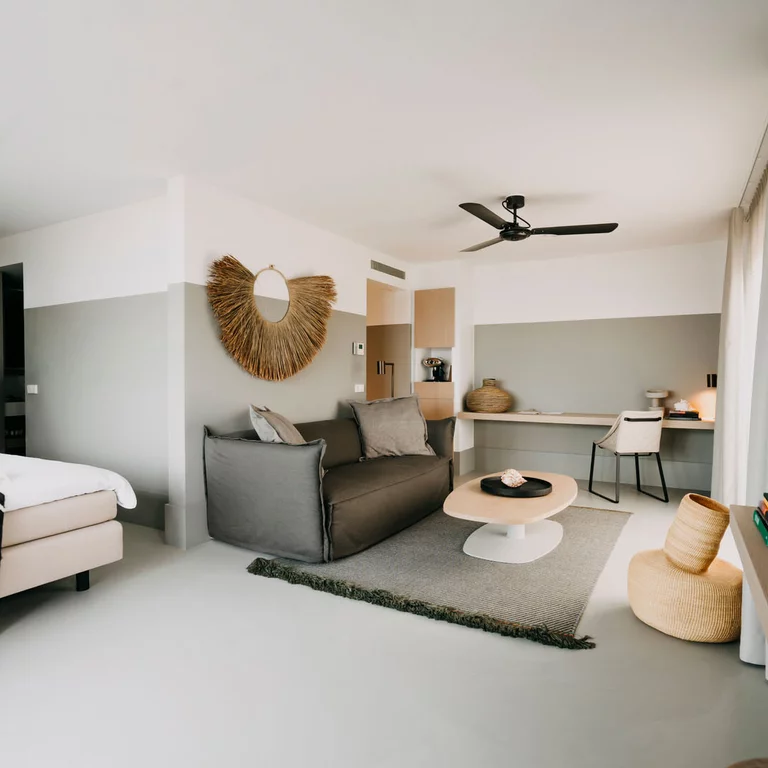 De puristische slaapkamers van Strandhotel Cadzand, Nederland. In Strandhotels Cadzands, Nederland, zorgen gedempte kleuren en natuurlijke materialen voor een ontspannen, elegante sfeer.
