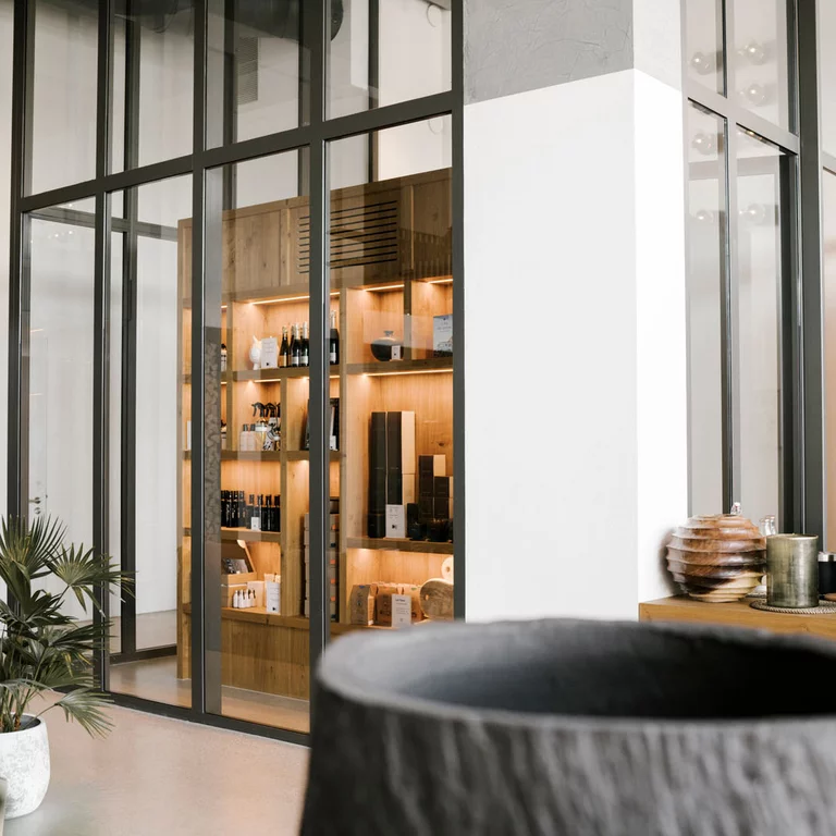 Het BetteFloor douchevlak past perfect in het architectonische ontwerp van het moderne Strandhotel Cadzand, Nederland. Strandhotel Cadzand is ook de thuisbasis van Michelin-sterrenkok Sergio Herrmann.