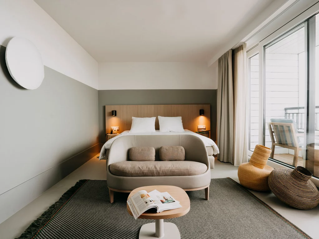 Uitzicht in de moderne slaapkamers van Strandhotel Cadzand, Nederland. In Strandhotel Cadzand in Nederland slapen gasten niet alleen diep, maar ook stijlvol en elegant.