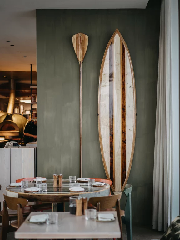 Uitzicht in de stijlvolle, moderne eetzaal van Strandhotel Cadzand, Nederland. Strandhotel Cadzand is ook de thuisbasis van Michelin-sterrenkok Sergio Herrmann. Hier kunt u heerlijk en in stijl dineren.