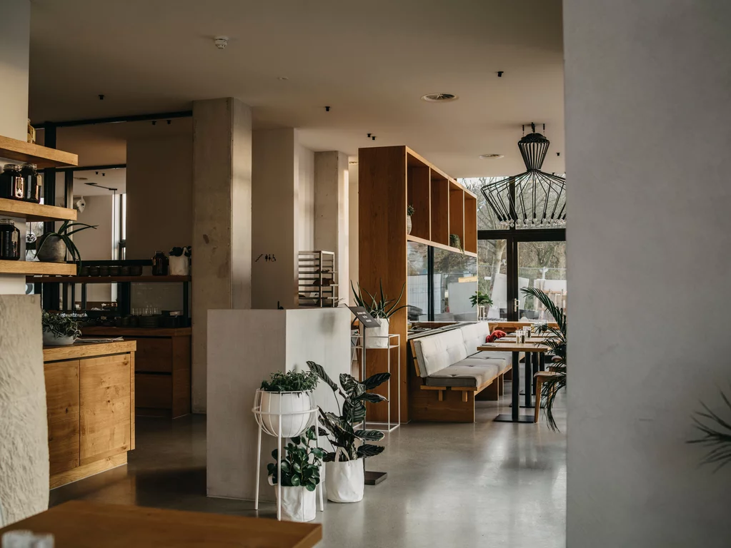 De moderne eetzaal van het Nederlandse Strandhotel Cadzand. In Strandhotel Cadzand komen lichaam en geest tot rust. De moderne inrichting en de uitstekende keuken maken het verblijf tot een belevenis.