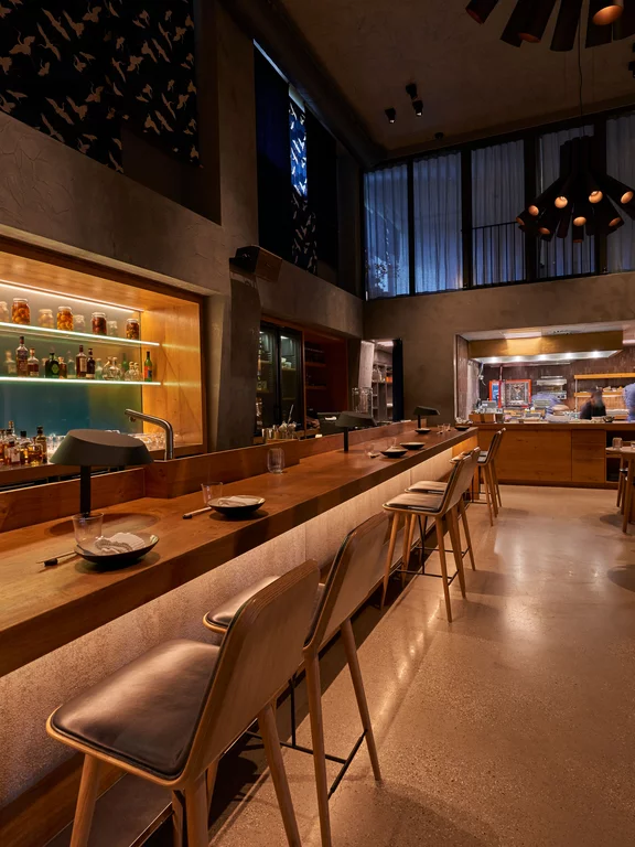 De moderne bar van Strandhotel Cadzand, Nederland. De moderne bar van Strandhotel Cadzand nodigt u uit om in stijl te blijven hangen.