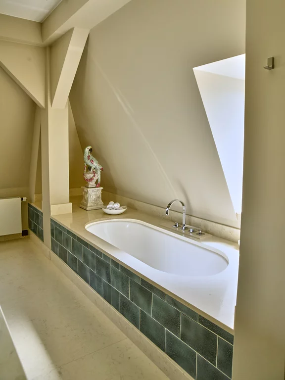 Die BetteStarlet Flair Oval Badewanne in der stilvollen The Langham Nymphenburg Residence, München. Die BetteStarlet Flair Oval Badewanne in der stilvollen The Langham Nymphenburg Residence, München, mit Porzellan-Deko im Hintergrund.