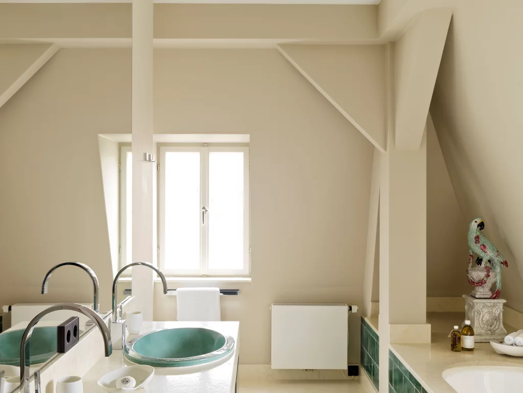 BetteStarlet Flair Oval Badewanne in Grün mit passenden Waschbecken in der The Langham Nymphenburg Residence, München. Die BetteStarlet Flair Oval Badewanne in grüner Farbgebung mit passenden Waschbecken in der The Langham Nymphenburg Residence, München.
