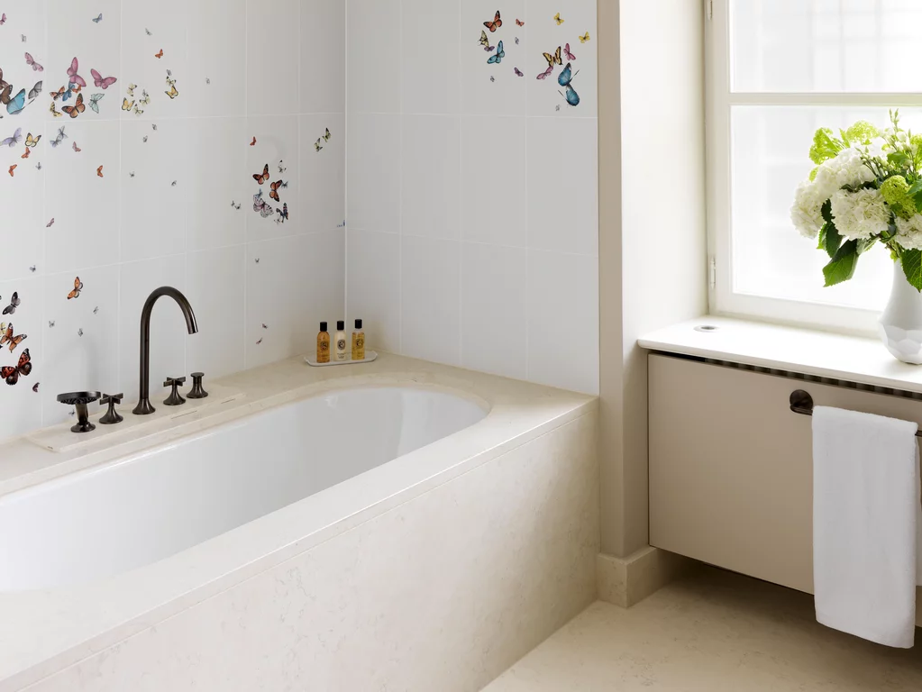 Die BetteStarlet Flair Oval Badewanne in der The Langham Nymphenburg Residence, München. Die BetteStarlet Flair Oval Badewanne in der The Langham Nymphenburg Residence, München, mit dekorativem Porzellan im Hintergrund.