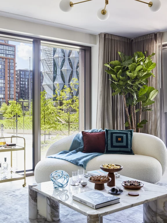 Flat in The Modern, Embassy Gardens in Londen. In The Modern in Londen maken 160 flats deel uit van de 15 hectare grote ontwikkeling die de Amerikaanse ambassade omringt.