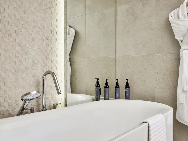 法兰克福威斯汀大酒店的BetteLux Oval Silhouette浴缸  