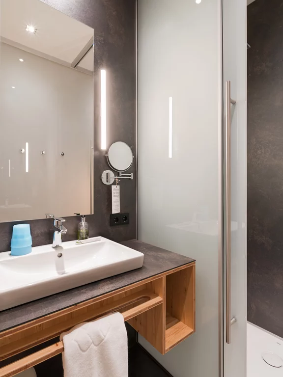 Floor-level BetteFloor Side shower surface in combination with the BetteZarge, Tirol Lodge, Austria. In the Tirol Lodge, Austria, the floor-level shower surfaces BetteFloor Side in combination with the BetteZarge ensure safe and comfortable showering.