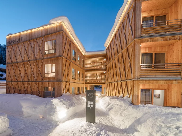 Il Tirol Lodge è un villaggio chalet fatto interamente di legno a Ellmau, in Austria. Un hotel fatto interamente di legno è il Tirol Lodge, un intero villaggio di chalet con 171 camere a Ellmau, in Austria.