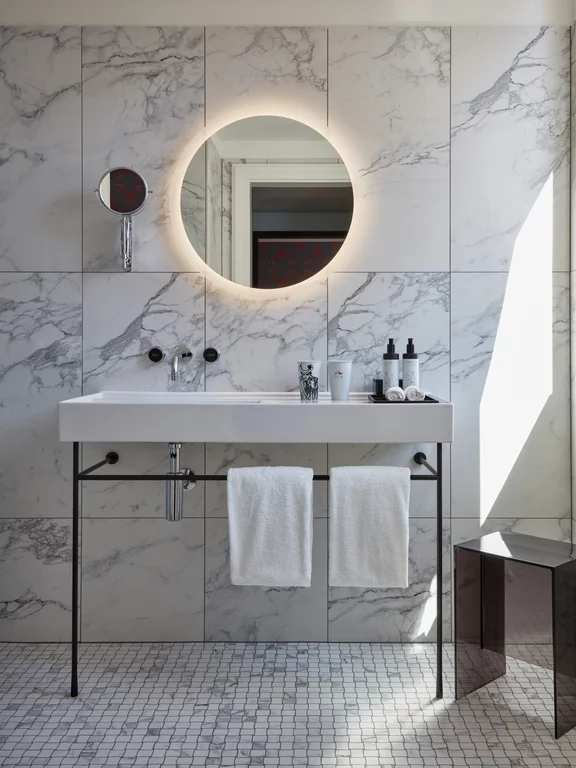 Badkamer, Hotel Tortue in Hamburg, met BetteLux Oval Silhouette badelementen. De gereduceerde badkamer in een van de suites in Hotel Tortue, Hamburg, met vrijstaande BetteLux Oval Silhouette badelementen.