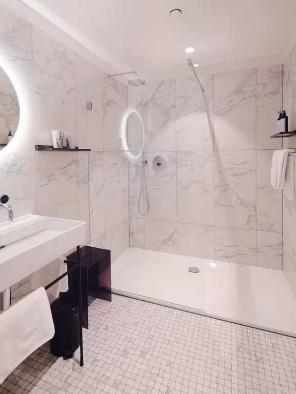 Die reduzierte Farbgestaltung mit der BetteUltra Duschwanne in den Bädern im Tortue Hamburg lässt die Gäste zur Ruhe kommen.