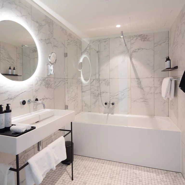 Bei den Duschen und Badewannen entschied sich die Interior-Designerin für glasierten Titan-Stahl und wählte unter anderem die BetteOcean.