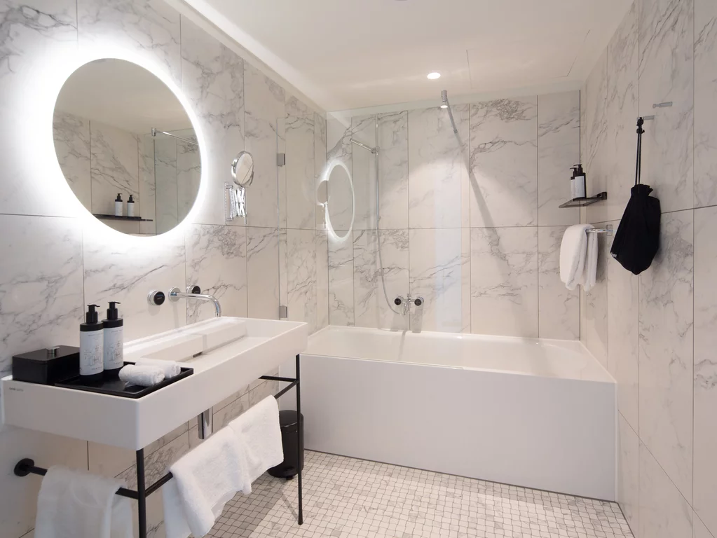 Badkamer met BetteOcean in Tortue, Hamburg. Voor de douches en badkuipen koos de binnenhuisarchitect voor geglazuurd titaanstaal en koos hij onder meer voor BetteOcean.