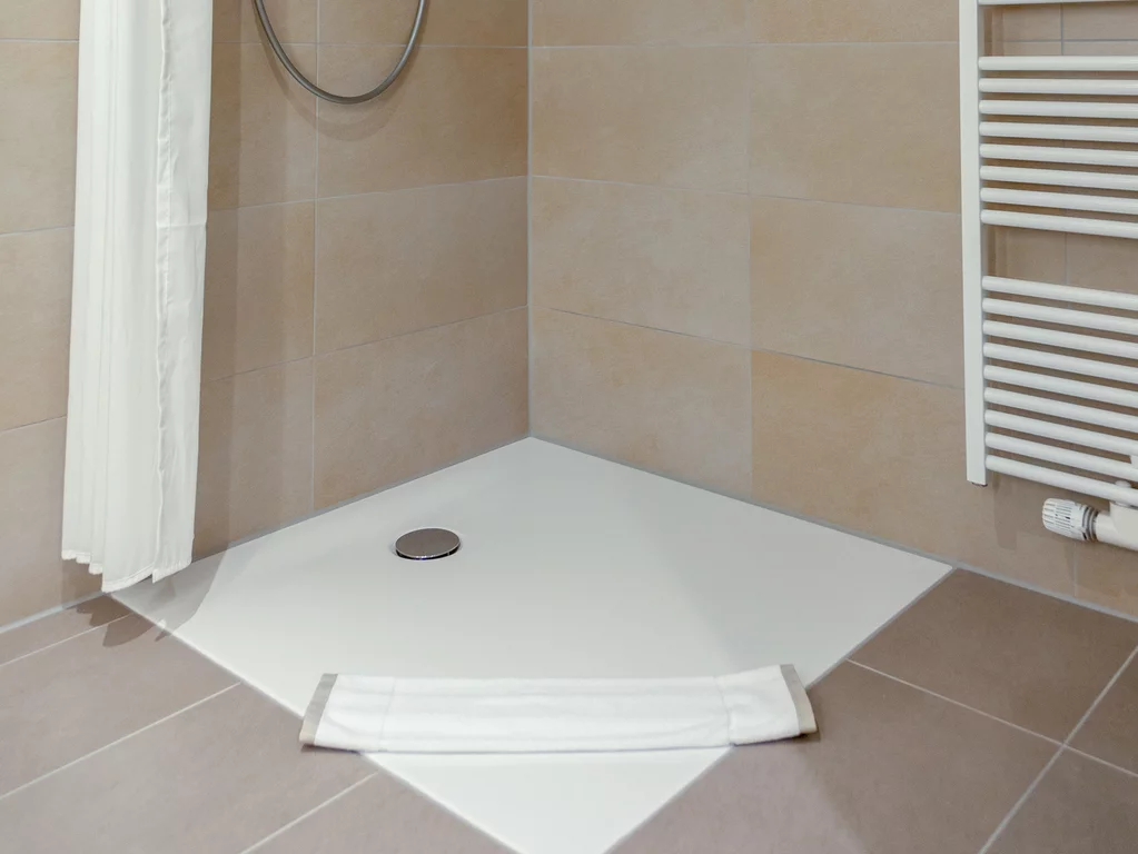 Nel centro di formazione per il tiro a segno e il tiro con l'arco di Wiesbaden, il BetteFloor Side è stato installato nei bagni.