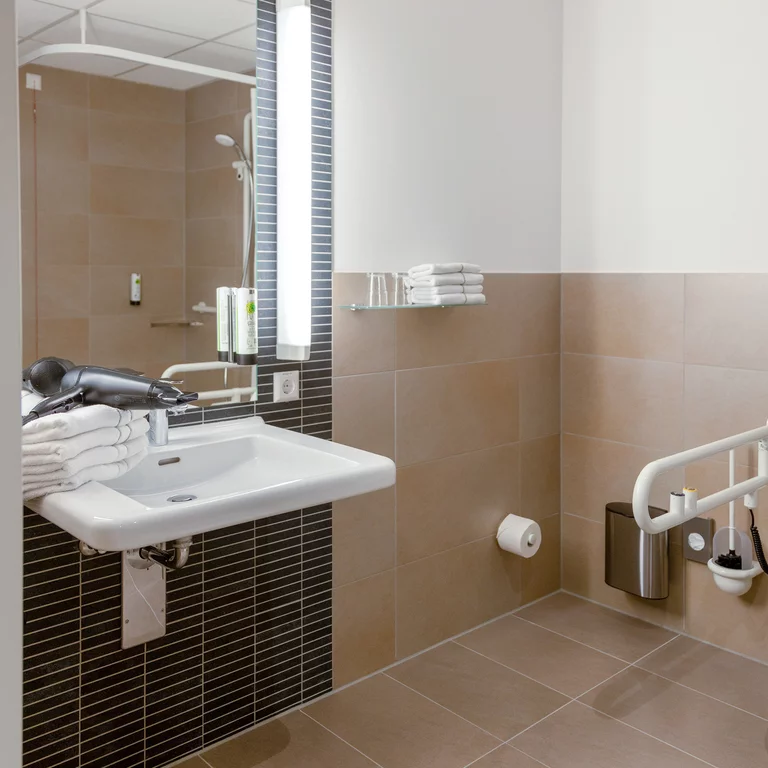 Bagno senza barriere nell'hotel del Centro di formazione per il tiro a segno e il tiro con l'arco di Wiesbaden.