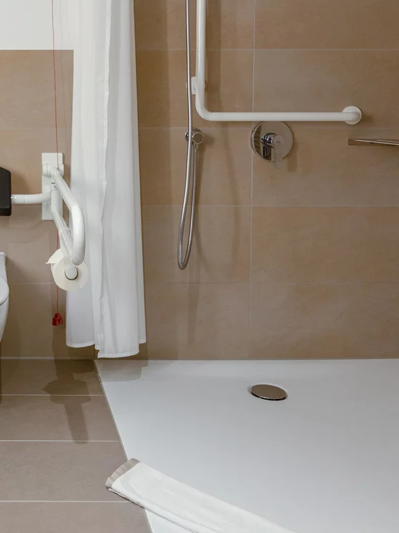 Nelle camere d'albergo, la superficie della doccia BetteFloor Side a livello del pavimento garantisce libertà di movimento.