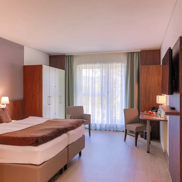 L'adiacente hotel per conferenze presso il centro di tiro e tiro con l'arco offre un design privo di barriere.