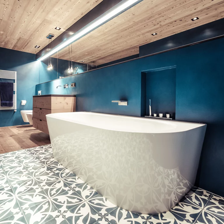 De vrijstaande BetteStarlet I Silhouette badkuip past harmonieus in de moderne architecturale taal van Villa Black Eagle, Italië.