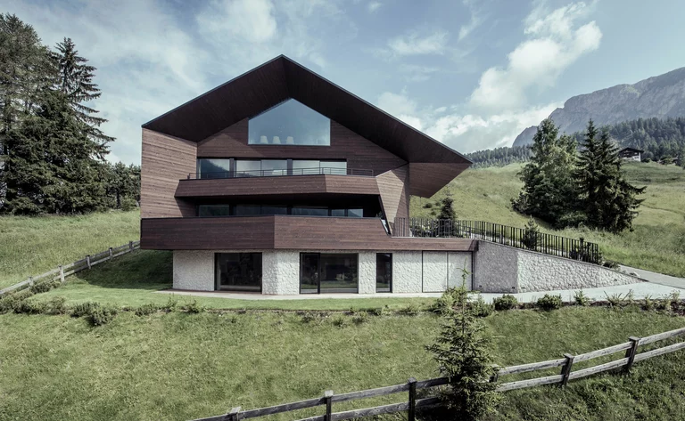 In Selva di Val Gardena, Italië, heeft het architectenbureau Perathoner een eigentijds opvallend huis in de Dolomieten ontworpen.