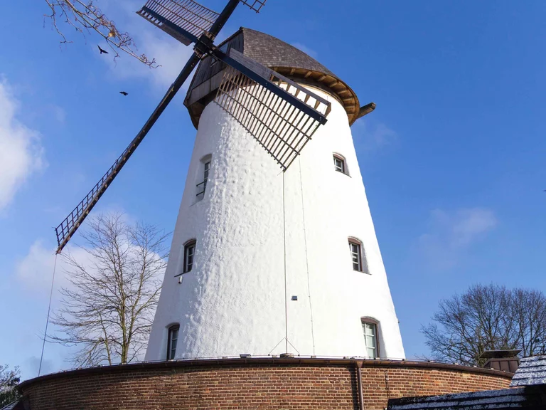 Le moulin à vent de Bradford, classé monument historique, est aujourd'hui une résidence privée. Le moulin à vent Bradford, classé monument historique, est aujourd'hui une résidence privée à l'intérieur épuré et moderne.
