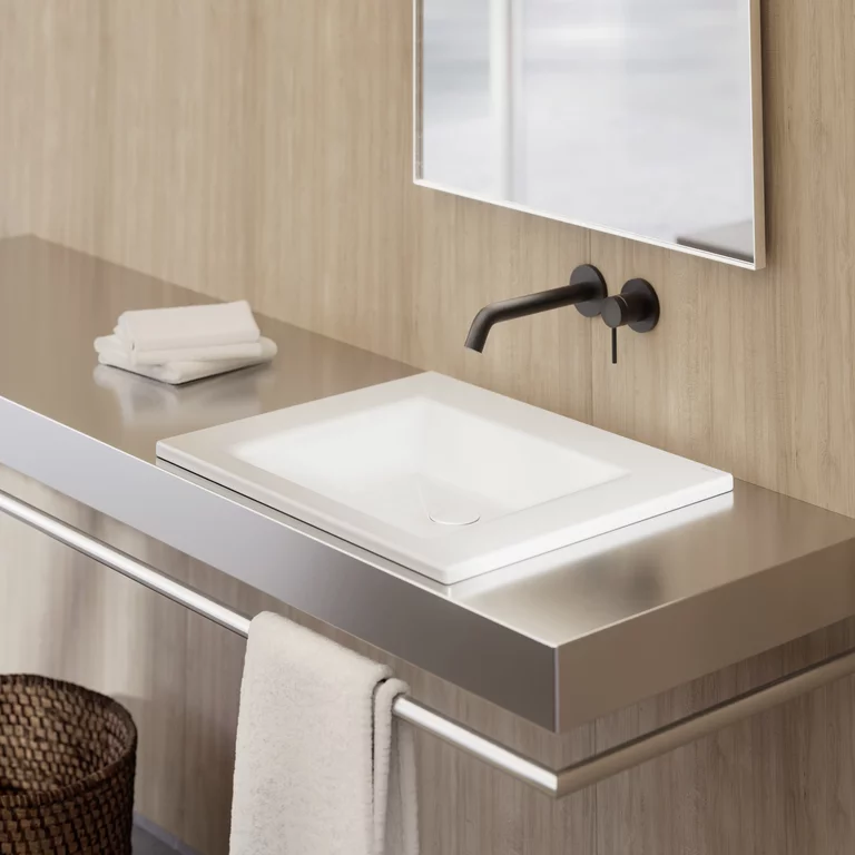 Moderne wastafel met witte kom, wandkraan en handdoekhouder, voor houten wand met spiegel.