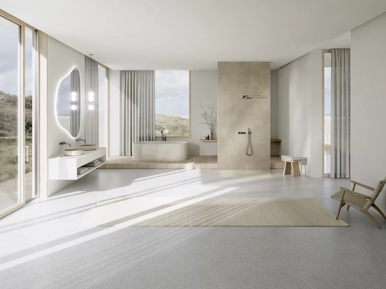 Ruime, lichte badkamer met vrijstaand bad, open douche en dubbele wastafel in natuurlijke stijl.