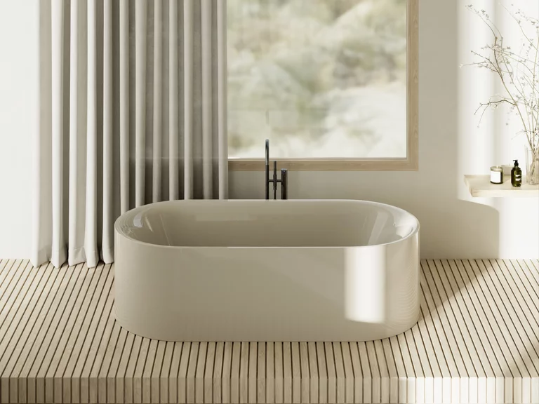 Freistehende, ovale Badewanne in hellem Ton vor großem Fenster mit Naturblick in einem minimalistischen Bad.