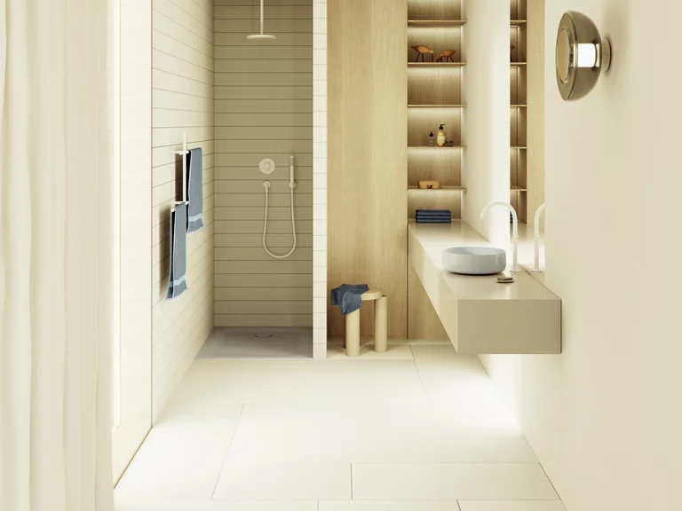 Helles Bad mit offener Dusche, modernem Waschtisch und offenen Holzregalen, kombiniert mit warmen Beige- und Naturtönen.