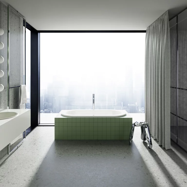Bad mit grün gekachelter Wanne vor Panoramafenster mit Stadtblick, moderner Waschtisch und Vorhang an der Seite.