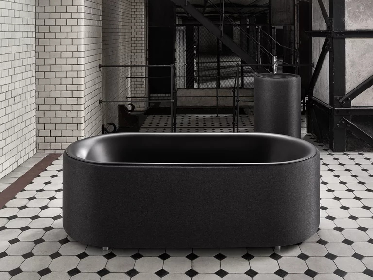 BetteLux Oval Couture Badewanne schwarz Schwarze, freistehende BetteLux Oval Couture Badewanne mit Stoffverkleidung carbon