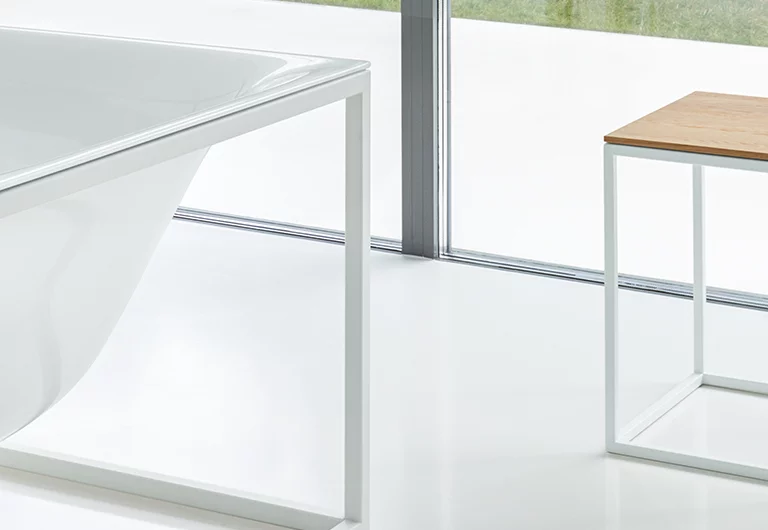 BetteLux Shape Accessoires BetteLux Shape Badewanne freistehend und BetteLux Shape Hocker mit weißem Gestell