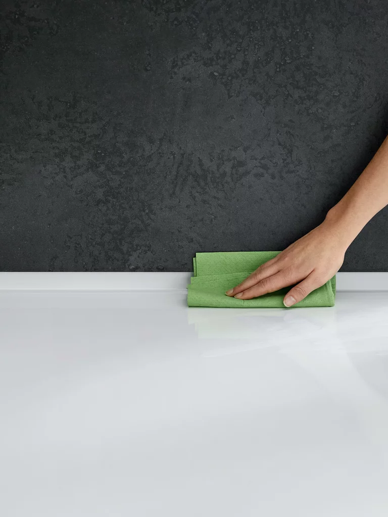 Die BetteZarge schützt vor Schimmel und Wasserschäden und erspart regelmäßig anfallende Kosten für die Erneuerung von Silikonfugen.