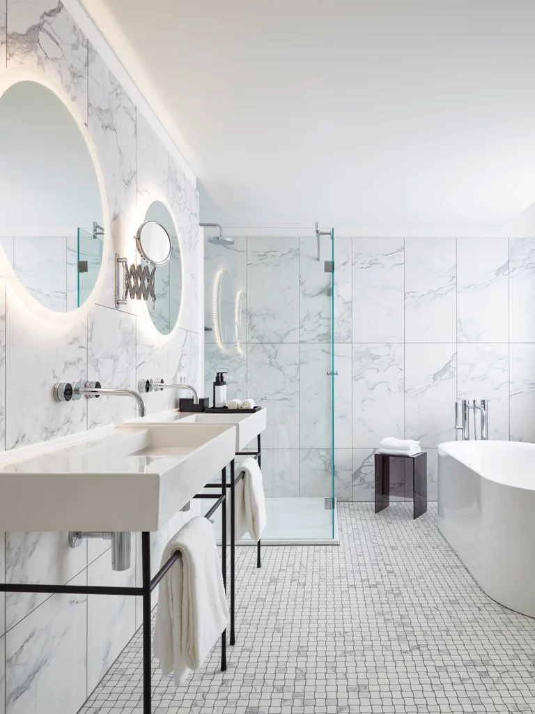 BetteLux Oval Silhouette  BetteLux Oval Silhouette bath at the Tortue, Hamburg