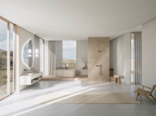 Ruime, lichte badkamer met beige douche, ovale vrijstaande badkuip, wastafel en weids uitzicht.