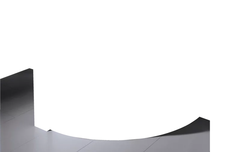 Bañera rectangular de acero esmaltado con frente redondeado, grifería exenta, lavabo sobre encimera de madera al fondo.