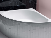 Baignoire rectangulaire en acier émaillé à façade courbée, surface blanche, devant un mur noir et rose.