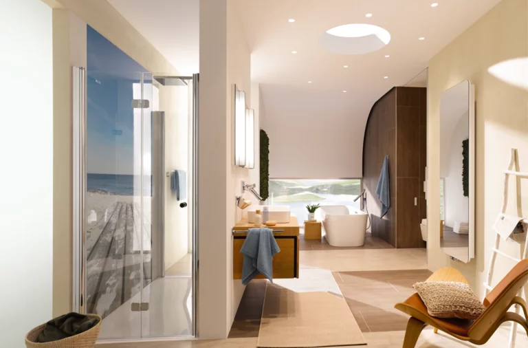 Modernes Badezimmer mit rechteckiger Stahl-Email-Duschwanne, ovaler Stahl-Email-Badewanne und Waschbecken auf Einbauplatte.