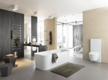 Freistehende, rechteckige Badewanne aus Stahl-Email in modernem Badezimmer mit Einbauplatte und wandhängendem WC.