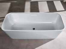 Freistehende, rechteckige Badewanne aus Stahl-Email mit abgerundeten Ecken auf hellem Boden.